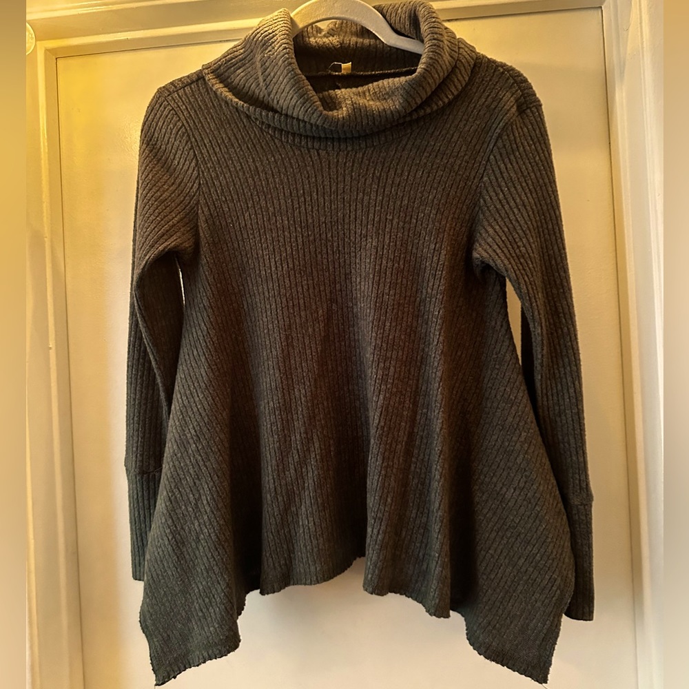 Green long sleeve turtleneck blouse